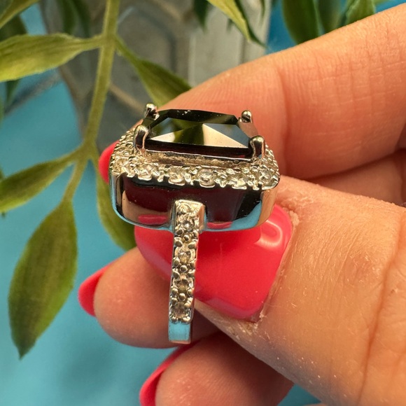 Premier Design vintage silver tone ring, EUC. All glass stones, size 6 3/4. - Picture 3 of 6